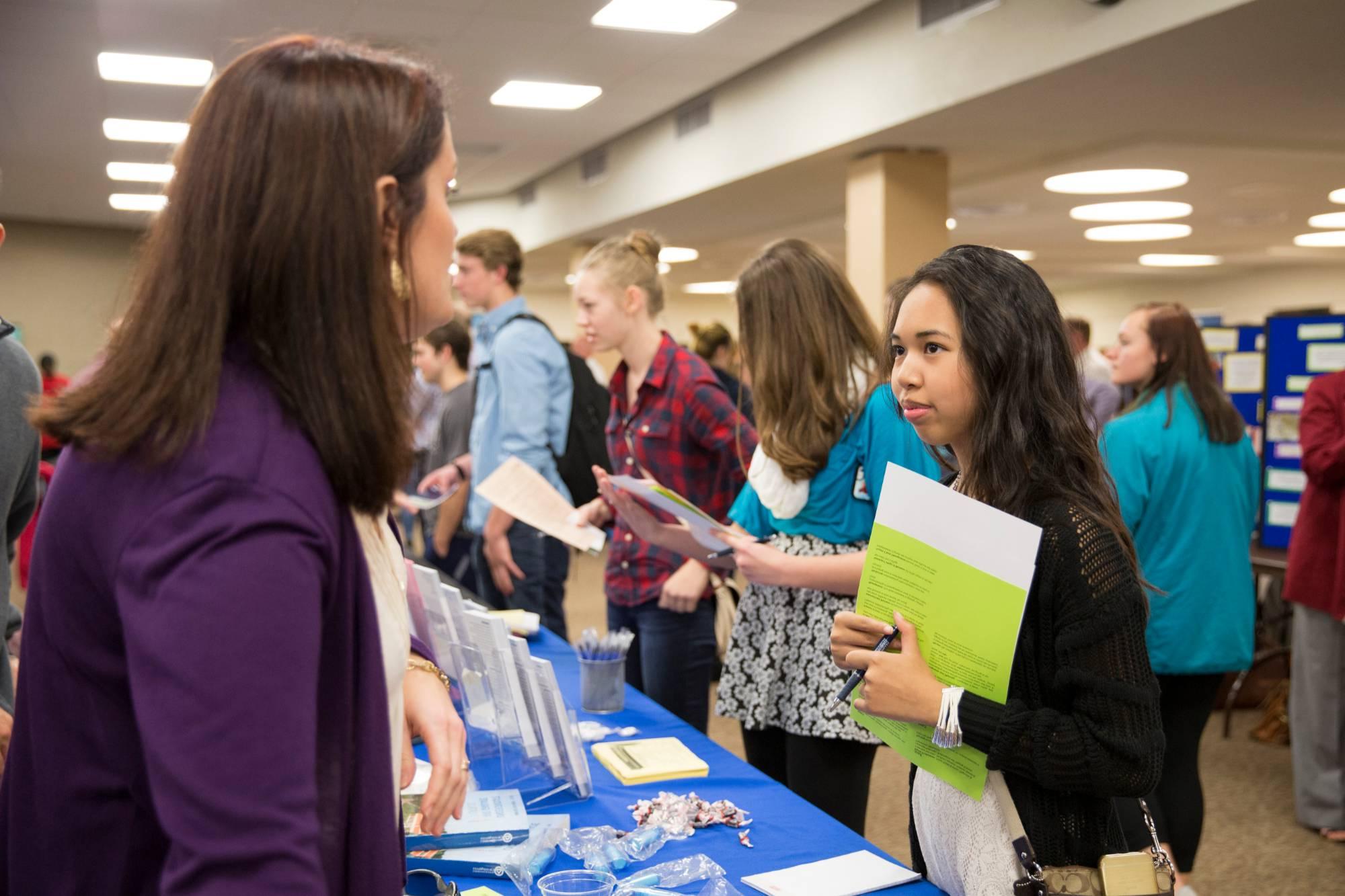 Students asking questions about their path at the Major's Fair